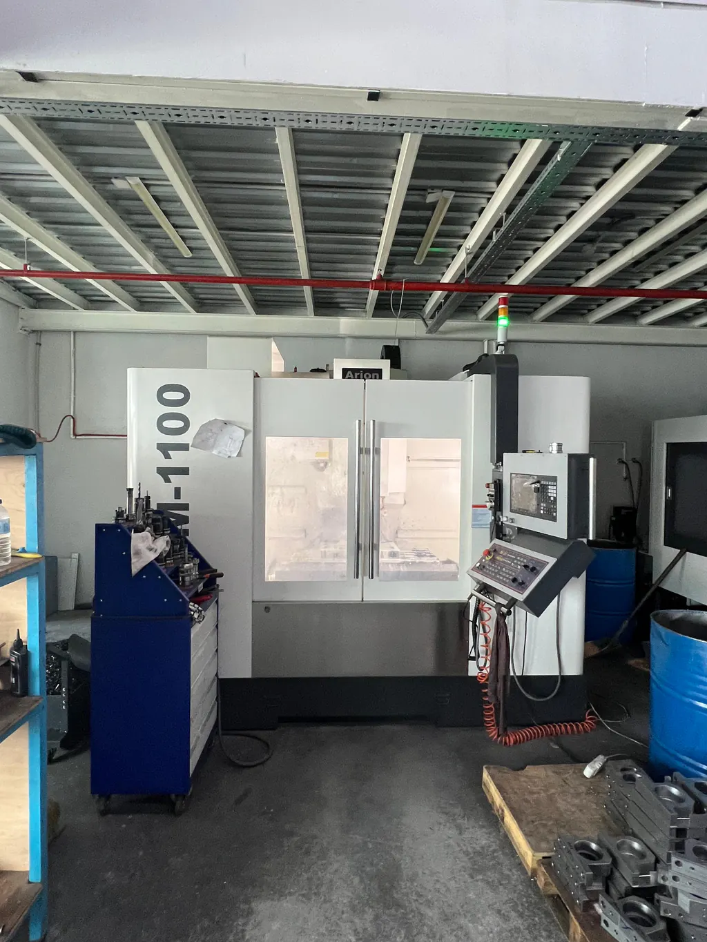 imold atölyesindeki Arion IMM-1100 CNC dik işleme merkezi