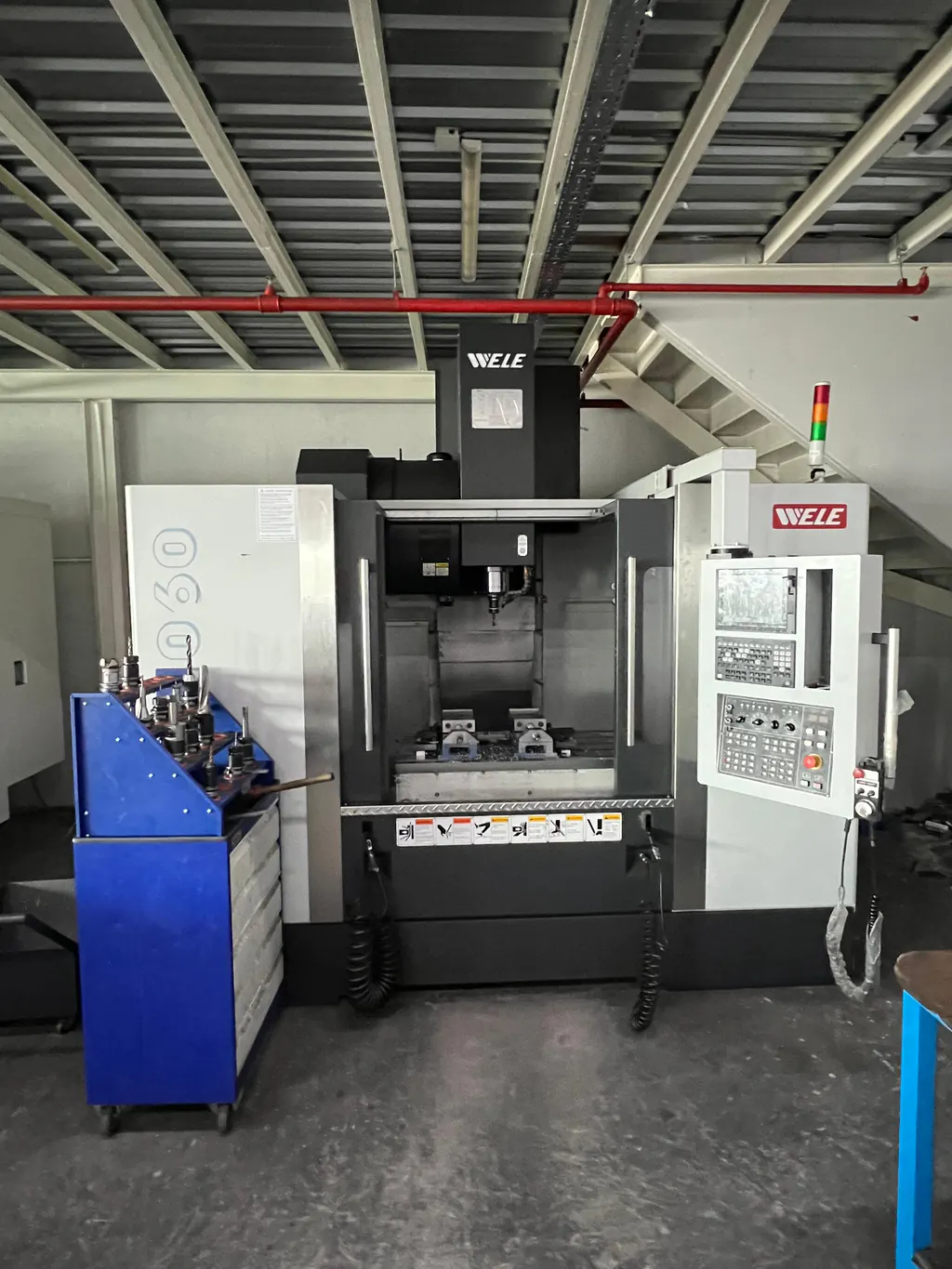 imold atölyesindeki WELE CNC dik işleme merkezi