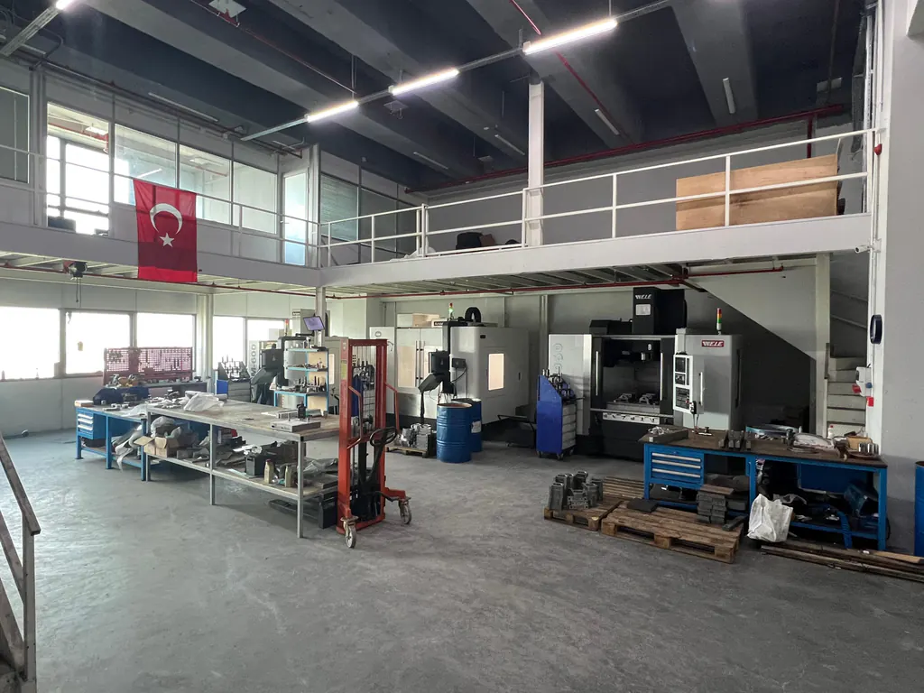 imold atölyesinde CNC işleme makineleri ve üretim alanı